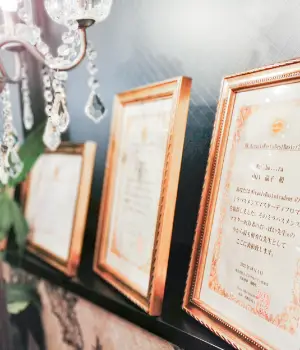 MAHORA店内に飾られた認定証やディプロマ