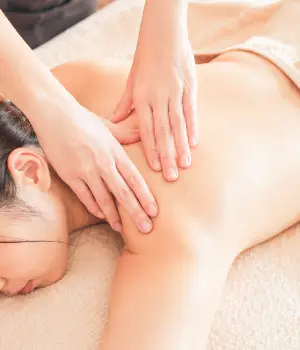 背中や肩まわりを整える施術風景